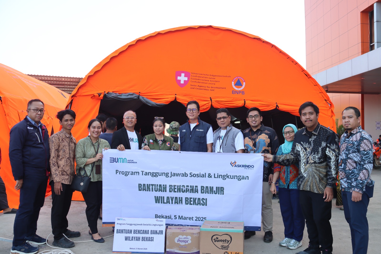 (FOTO) Askrindo Menyalurkan Bantuan Kemanusiaan untuk Korban Banjir di Bekasi