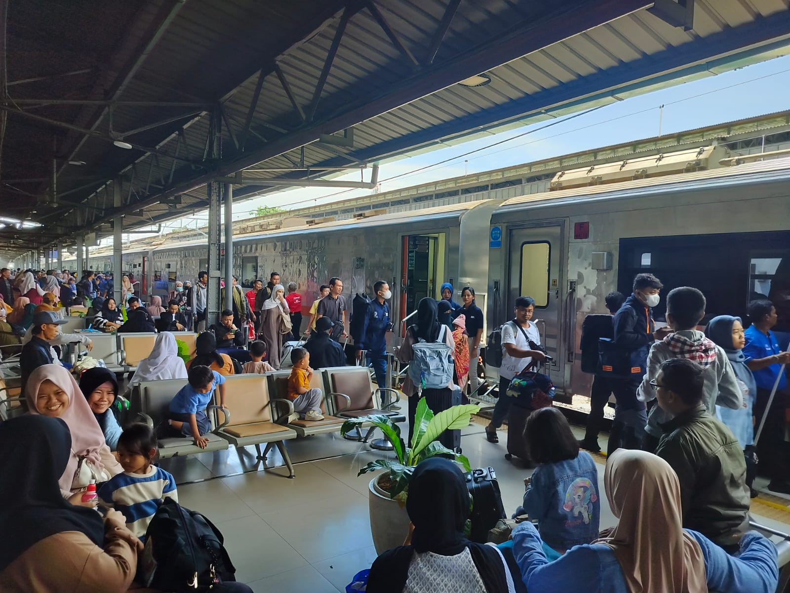 Puncak Permintaan Libur Paskah: KAI Capai Penjualan Tiket 113% pada Hari Pertama