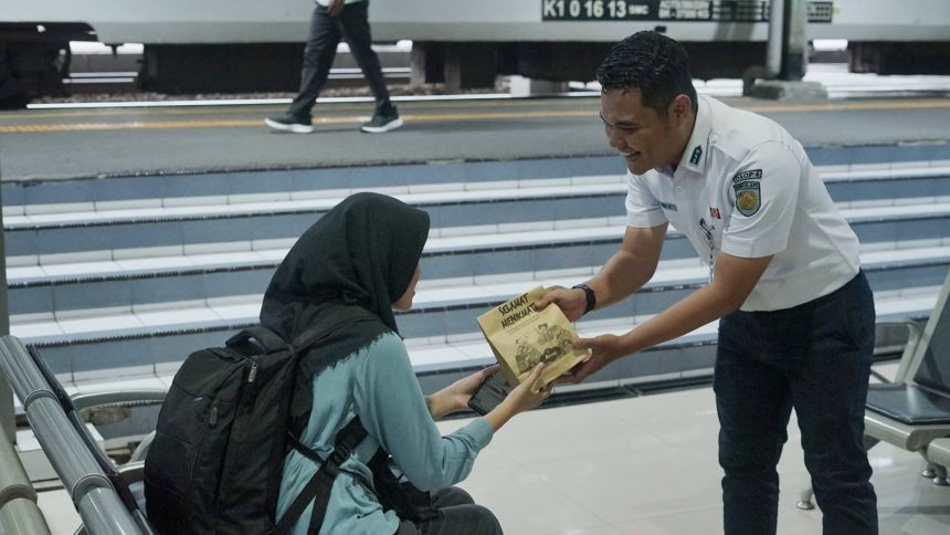 KAI Bagikan 34 Ribu Paket Takjil Gratis di 21 Stasiun selama Ramadan