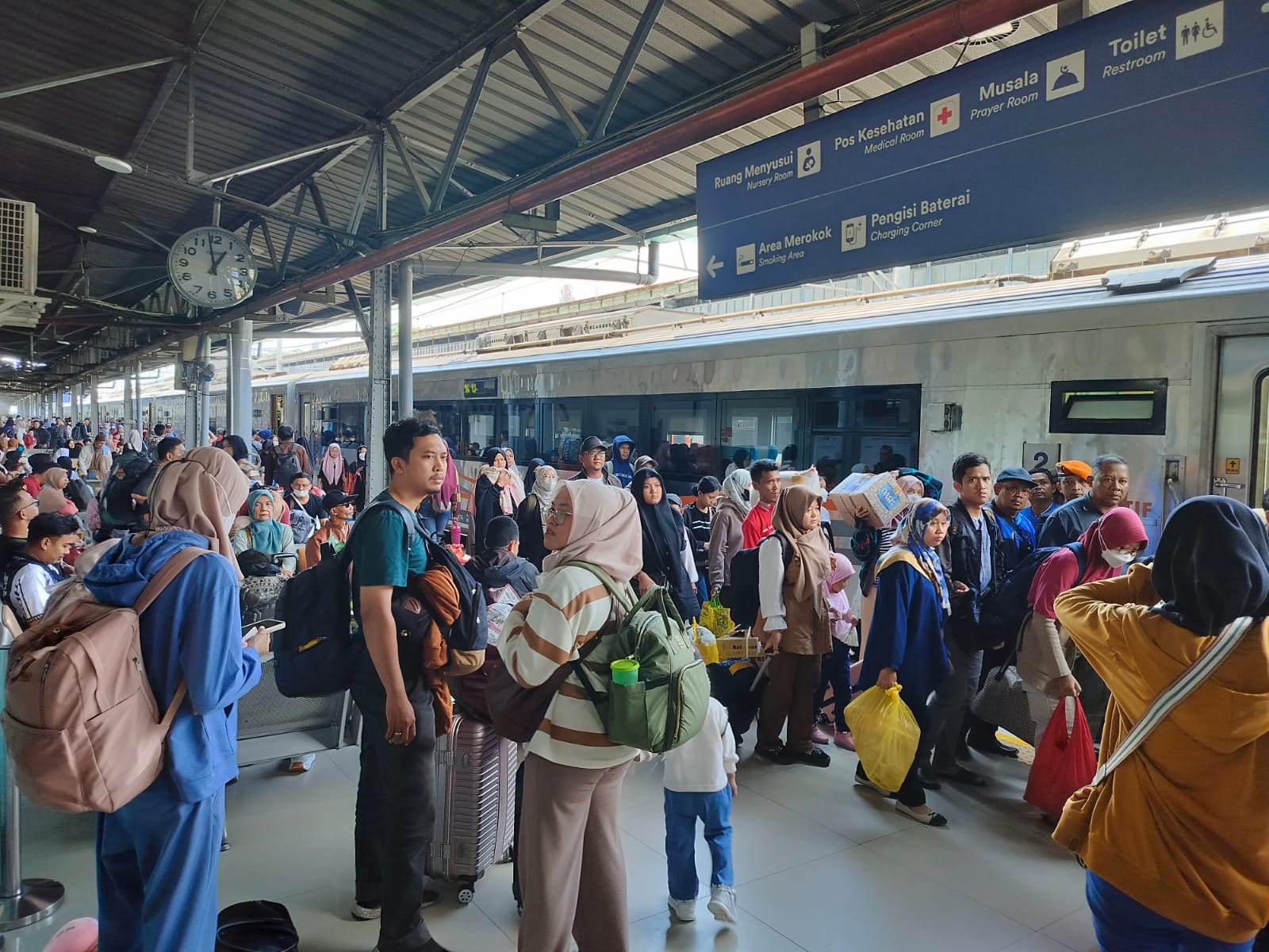 KA Jarak Jauh dan Lokal Diminati, KAI Sukses Layani 4,32 Juta Penumpang