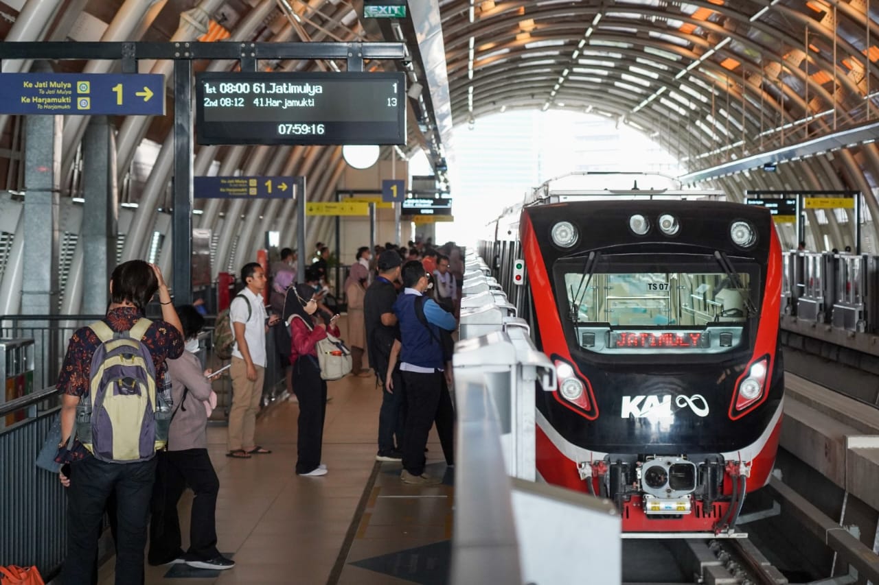 Transportasi Publik Semakin Diminati, LRT Jabodebek Raih Rekor 103 Ribu Penumpang Sehari