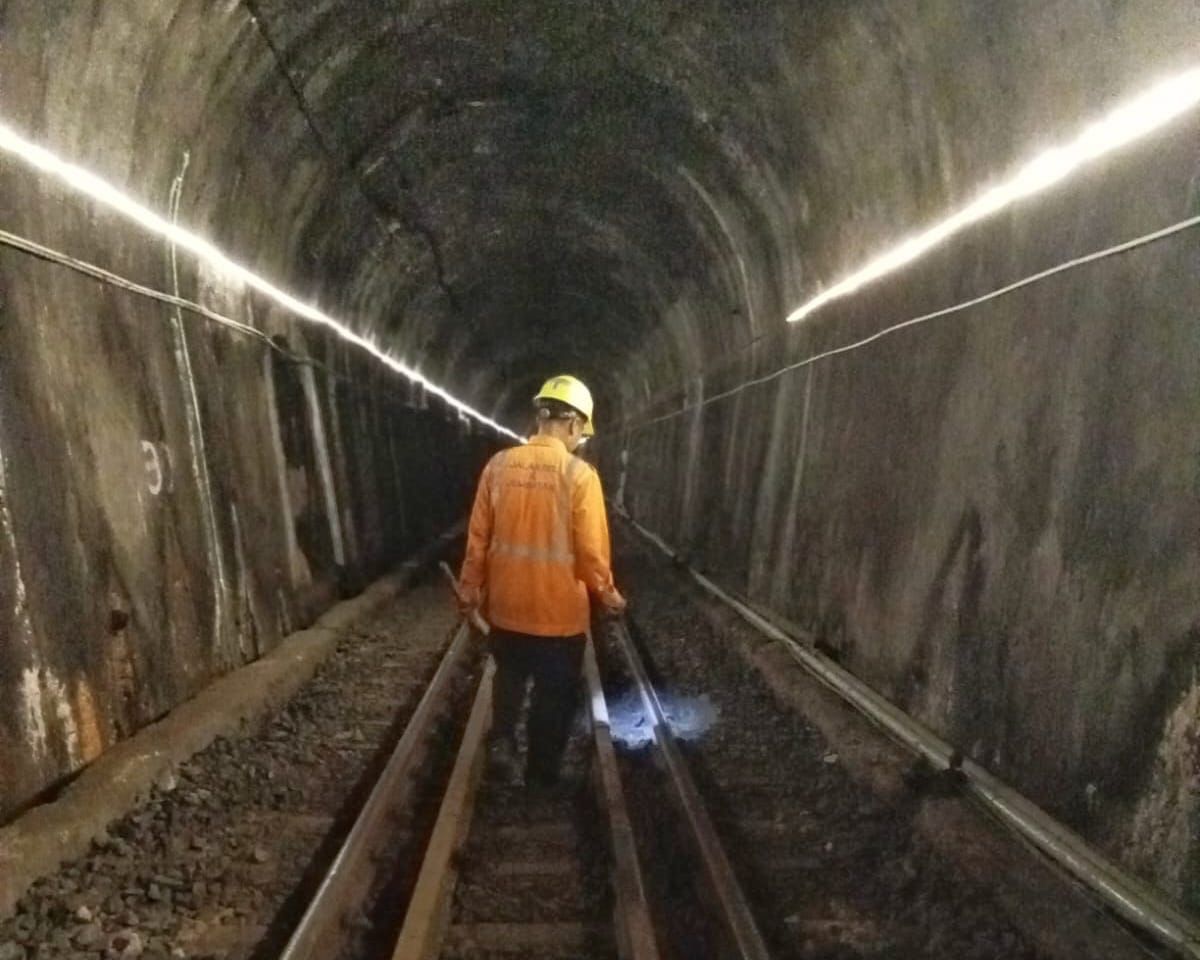 Petugas Terowongan Kereta Api yang Menjaga Keselamatan Setiap Perjalanan