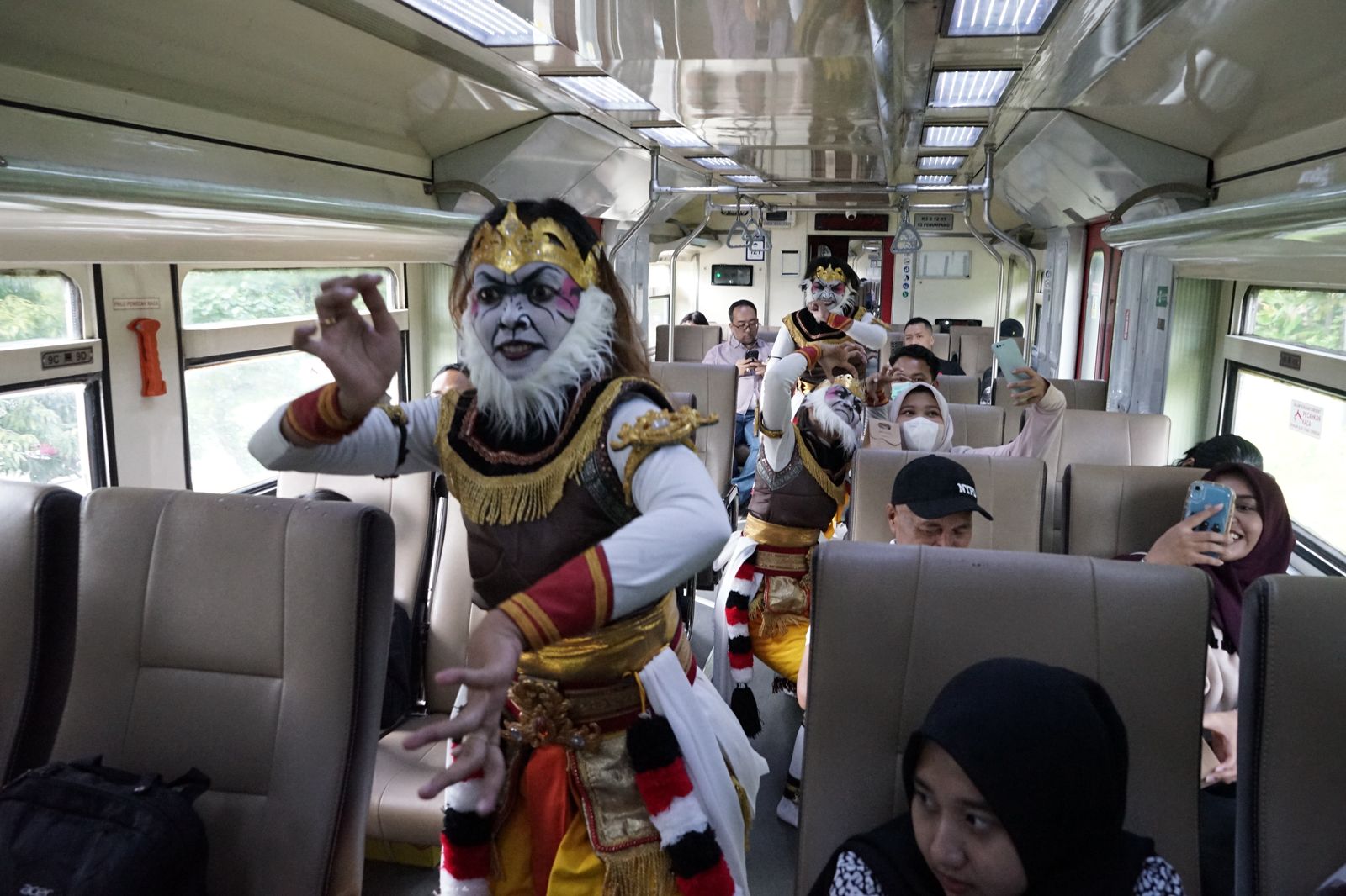 KAI Bandara Perkenalkan Budaya Jogja di Dalam Kereta Lewat Pertunjukan Tari Beksan Wanara