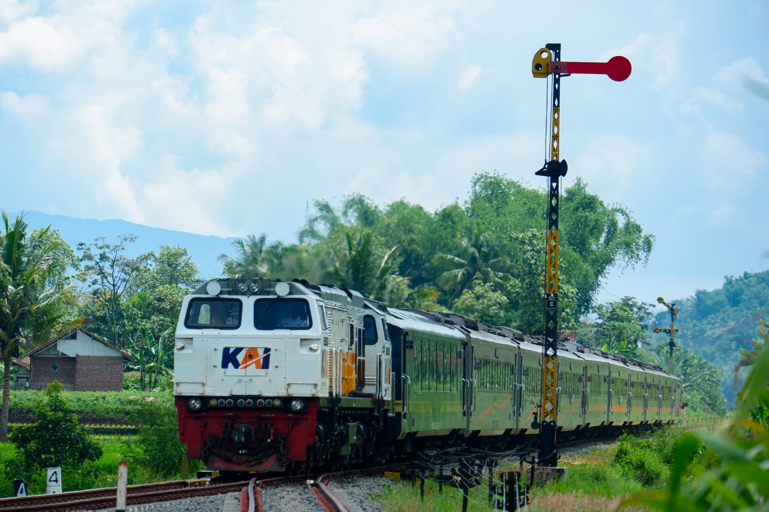 KAI Maksimalkan Potensi Jalur Rel Jawa Barat Lewat KA Pangandaran dan Papandayan