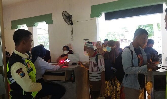 (VIDEO) Antrean Tertib dan Layanan Prima Warnai Keberangkatan di Stasiun Bojonegoro Saat Waisak